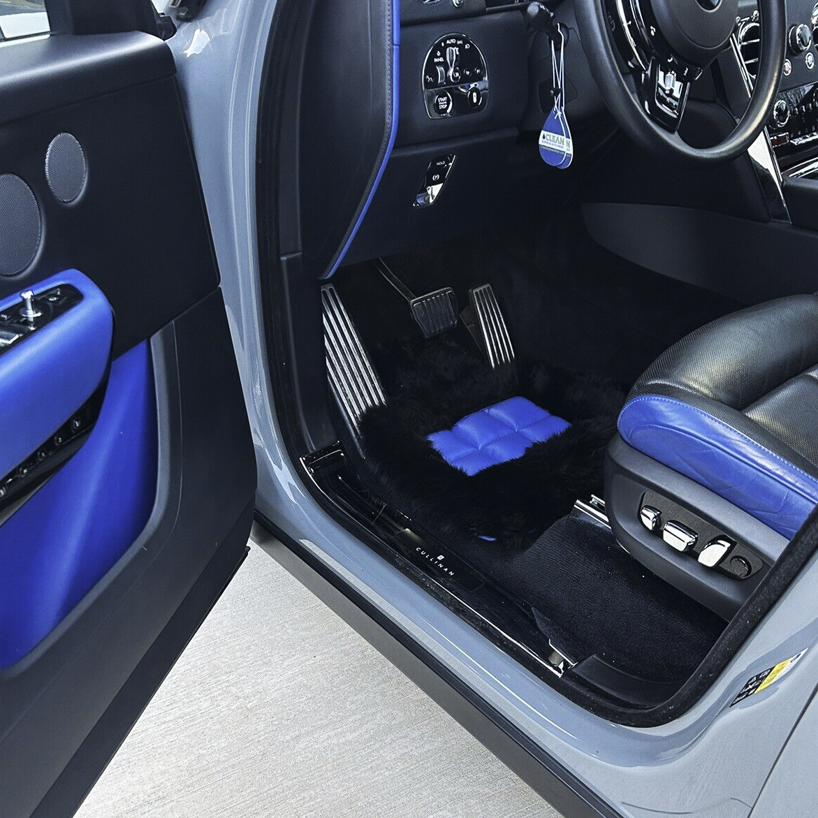 Long Wool. Mogul Mats in a vehicle interior